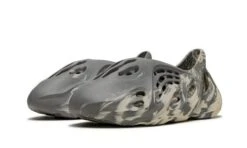 ADIDAS Yeezy Foam RNNR MXT Moon Gray 7 ADIDAS Yeezy Foam RNNR MXT Moon Gray -MNR BOUTIQUE yeezy foam rnnr mxt moon gray 756413