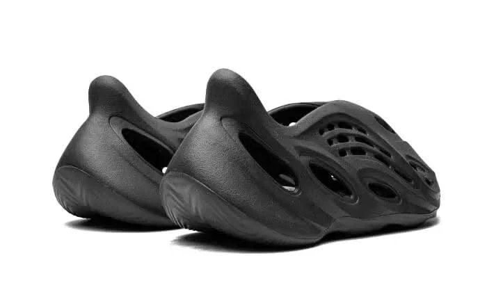 ADIDAS Yeezy Foam RNNR Onyx 5 ADIDAS Yeezy Foam RNNR Onyx – Image 3